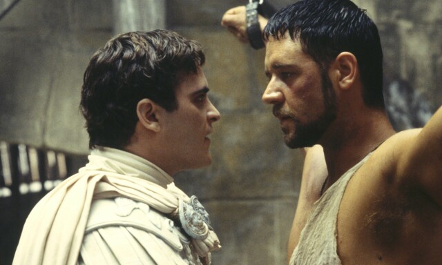 HATEFULL KEISER: Russel Crowe kjemper for rettferdighet, selv om han må tale Roma midt imot, bokstavelig talt, i form av den herskesyke keiser Commodus, spilt av Joaquin Phoenix. I virkeligheten skal Phoenix og Crowe ha utviklet et broderlig forhold under innspillingen. FOTO: NTB Scanpix HATEFULL KEISER: Russel Crowe kjemper for rettferdighet, selv om han må tale Roma midt imot, bokstavelig talt, i form av den herskesyke keiser Commodus, spilt av Joaquin Phoenix. I virkeligheten skal Phoenix og Crowe ha utviklet et broderlig forhold under innspillingen. FOTO: NTB Scanpix